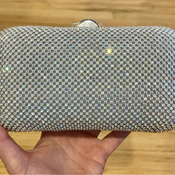 🌟Brand New Purse… Never Used!! 🤍Can Be Used As a Clutch Or With A Strap - Picture 2 of 7